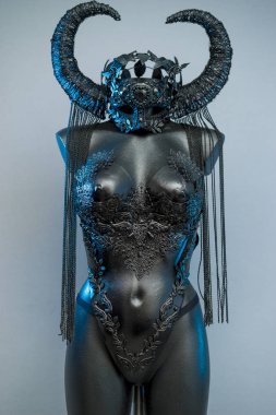 Cadı. Siyah elbise ile kask büyük karanlık boynuz. metal ve korse rhinestones ve dantel