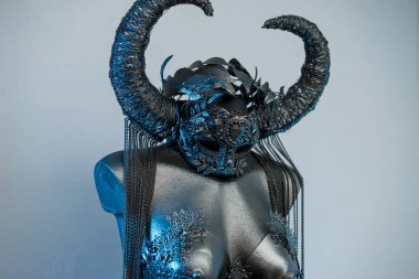Cadı. Siyah elbise ile kask büyük karanlık boynuz. metal ve korse rhinestones ve dantel