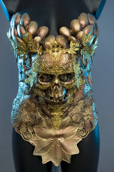 Rochie Model Moda Aur Design Gotic Craniu Auriu Piese Aur — Fotografie, imagine de stoc