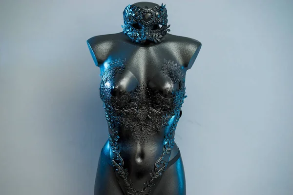 Czarownica Czarna Sukienka Kasku Duże Rogi Ciemne Kawałki Metalu Gorset — Zdjęcie stockowe
