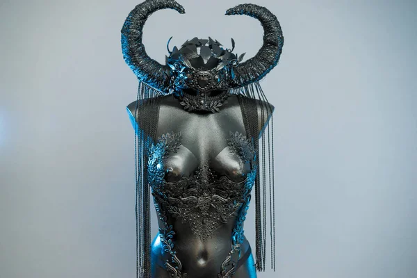Ритуальна Відьма Чорна Сукня Шоломом Великих Темних Рогів Шматочки Металу — стокове фото