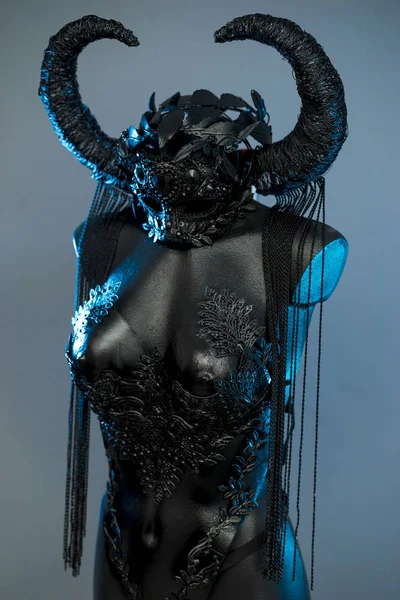 Magia Witch Czarna Sukienka Kasku Duże Rogi Ciemne Kawałki Metalu — Zdjęcie stockowe