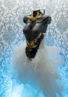 Lüks Gotik gelinlik. adet altın ve değerli metal dantel siyah korse alır. Termoplastik malzemeler ve metaller ile el yapımı parça