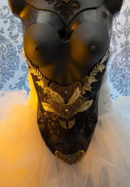 Gotik gelinlik. adet altın ve değerli metal dantel siyah korse alır. Termoplastik malzemeler ve metaller ile el yapımı parça
