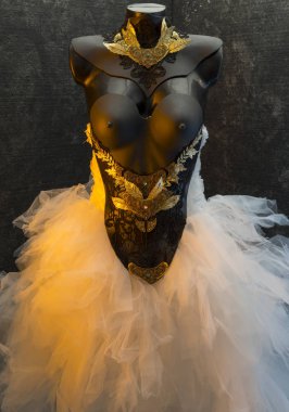 Evlilik Gotik gelinlik. adet altın ve değerli metal dantel siyah korse alır. Termoplastik malzemeler ve metaller ile el yapımı parça