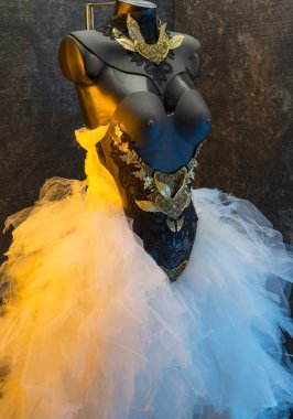 Seksi Gotik gelinlik. adet altın ve değerli metal dantel siyah korse alır. Termoplastik malzemeler ve metaller ile el yapımı parça