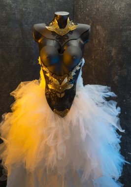 Kadın Gotik gelinlik. adet altın ve değerli metal dantel siyah korse alır. Termoplastik malzemeler ve metaller ile el yapımı parça