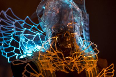 Kristal Kafatası kostüm, termoplastik ve sanatsal modelleme malzemeden Gotik ve karanlık tasarım