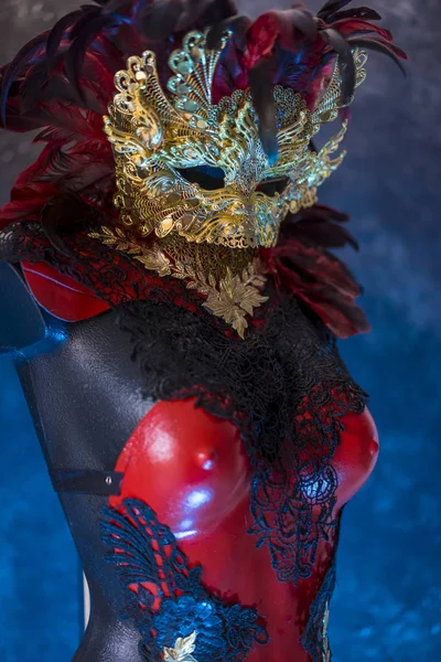 Glamour Röda Gyllene Venetianska Karnevalen Mask Med Fjädrar Draperad Röd — Stockfoto