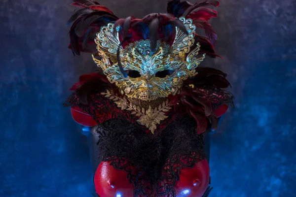 Röda Gyllene Venetianska Karnevalen Mask Med Fjädrar Draperad Röd Sammetsridå — Stockfoto