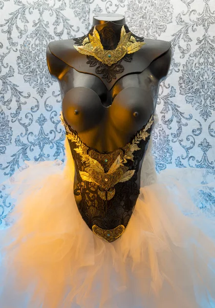 Gotisk Bröllopsklänning Tar Bitar Guld Och Ädel Metall Spets Svart — Stockfoto