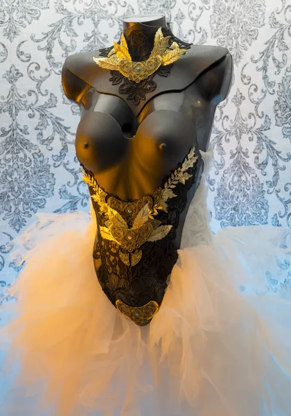 Vestido Noiva Gótico Sexy Leva Peças Ouro Renda Metal Precioso — Fotografia de Stock