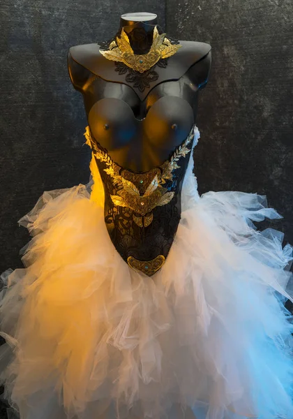 Готична Весільна Сукня Бере Шматочки Золота Дорогоцінного Металевого Мережива Чорному — стокове фото