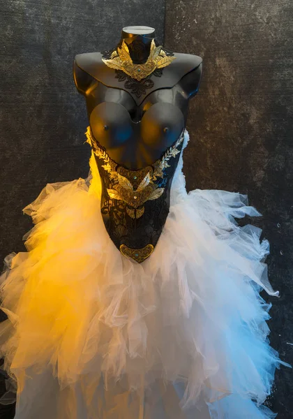 Kadın Gotik gelinlik. adet altın ve değerli metal dantel siyah korse alır. Termoplastik malzemeler ve metaller ile el yapımı parça