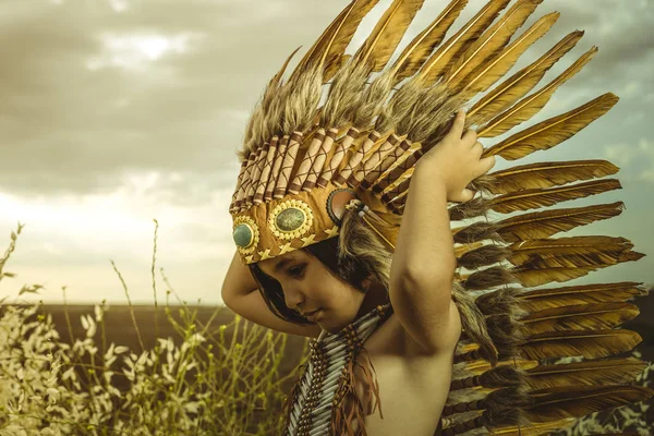 Niño Vestido Como Indio Americano Atardecer Con Una Pluma India — Foto de Stock