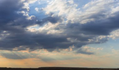 Gökyüzü bulutlar ve gün batımında güneş ışığı ile. renkli ve neşeli, duvar kağıdı veya doku