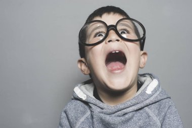 okul çocuğu, genç öğrenci bir kitap ile bir yazı tahtası okul el yazma ve büyük gözlük