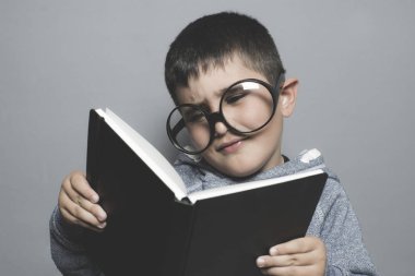 okul çocuğu, genç öğrenci bir kitap ile bir yazı tahtası okul el yazma ve büyük gözlük