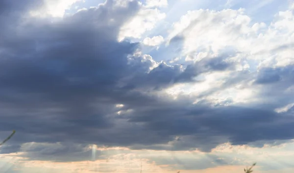 Himmel Mit Wolken Und Sonnenlicht Bei Sonnenuntergang Bunt Und Fröhlich — Stockfoto