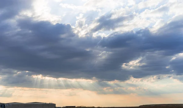 Céu Com Nuvens Luz Solar Pôr Sol Colorido Alegre Papel — Fotografia de Stock