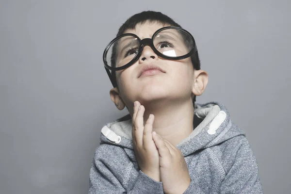 Pensant Garçon Avec Grandes Lunettes Très Sérieux Pensant — Photo