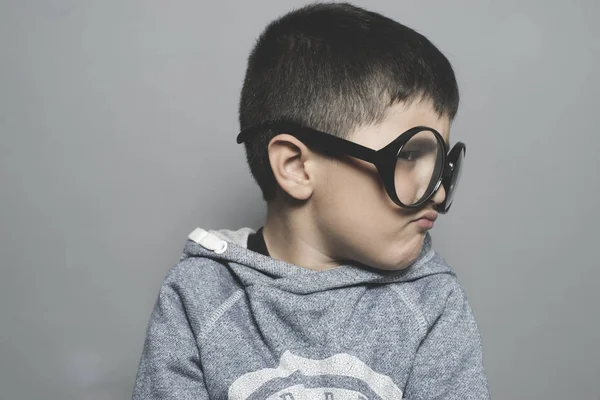 考えると 少年は大きなメガネを非常に深刻と考え — ストック写真