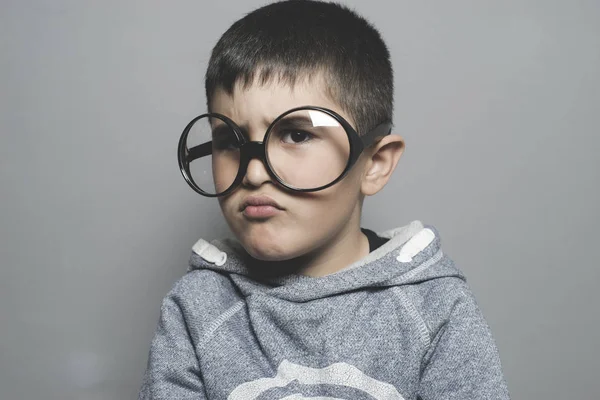 Denken Jongen Met Grote Glazen Zeer Ernstige Denken — Stockfoto