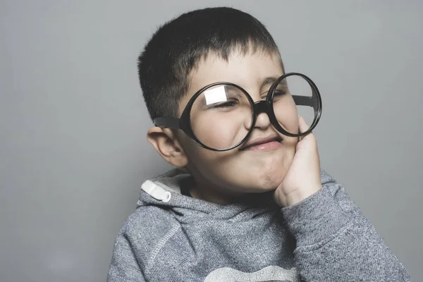 Scholier Met Groot Glas Glazen Zetten Grappige Gezichten Verveling Zorgen — Stockfoto