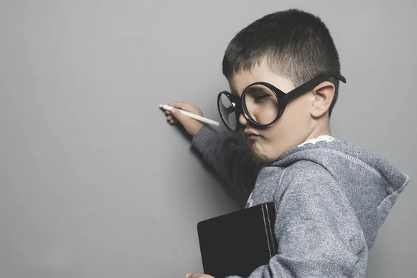 Školák Mladý Student Psát Školní Tabule Knihou Ruce Velké Brýle — Stock fotografie