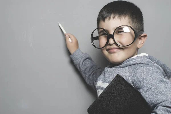 Écolier Jeune Élève Écrivant Sur Tableau Noir Avec Livre Main — Photo