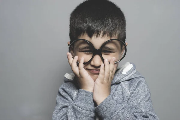 Pensant Garçon Avec Grandes Lunettes Très Sérieux Pensant — Photo