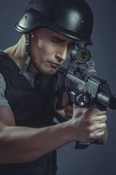 Paintballing Player Wearing Protective Helmet Aiming Pistol Black Armor Machine — Stock Photo, Image