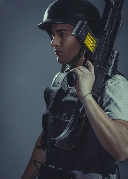 エアガン ピストル 黒い鎧と機関銃を目指して保護ヘルメットを身に着けているペイント ボール スポーツ プレーヤー — ストック写真