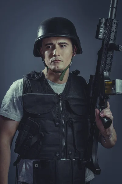 Gamer Wearing Protective Helmet Aiming Pistol Black Armor Machine — стоковое фото