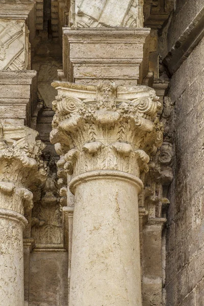 装飾品やスペインの古代芸術のゴシック様式の彫刻 — ストック写真