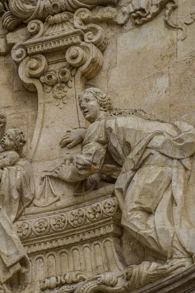 饰品和哥特式风格 西班牙古代艺术雕塑 — 图库照片