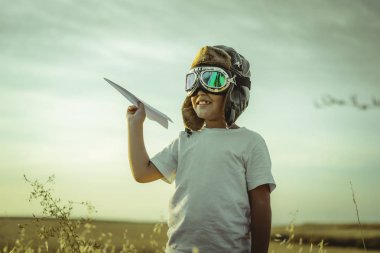 Mutluluk çocuk, gün batımı havacı olmakta oynarken o uçaklar ve bazı karton kanatları gibi pilot gözlük takar