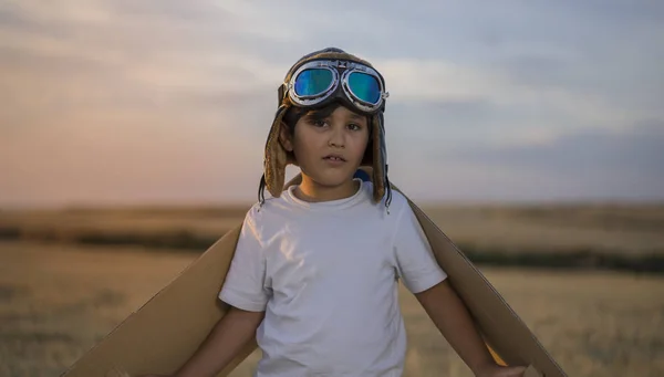 Sommersonnenuntergang Junge Spielt Flugzeugpilot Werden Lustiger Typ Mit Fliegermütze Und — Stockfoto