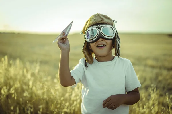 Rapaz Feliz Pôr Sol Brincar Aviador Usa Óculos Piloto Aviões — Fotografia de Stock