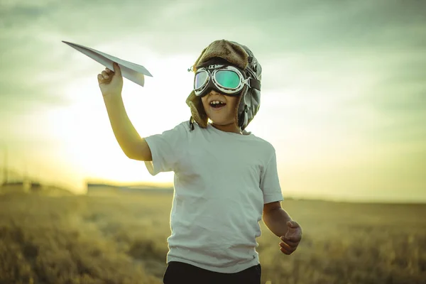 Pojke Solnedgången Spelar Att Flygare Han Bär Pilot Glasögon Flygplan — Stockfoto