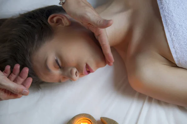 Spa Afslapning Attraktiv Brunette Spansk Pige Får Massage Hendes Ansigt - Stock-foto