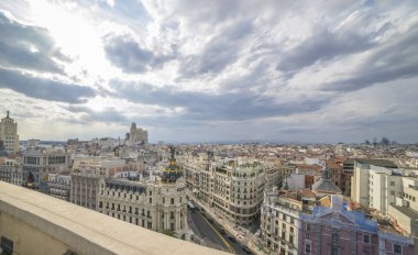 Madrid, İspanya, cityscape Gran alışveriş caddesi Via yukarıda. Gün batımı sırasında İspanya.