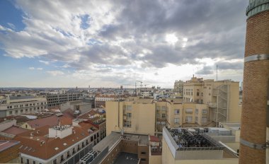 Madrid, İspanya, cityscape Gran alışveriş caddesi Via üzerinde seyahat. Gün batımı sırasında İspanya.