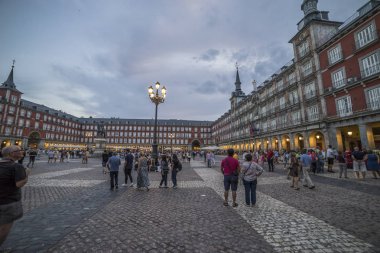 Madrid, İspanya - 21 Temmuz 2018: Plaza Mayor Madrid Kral Philips III heykeli ile. Madrid 4 milyon tahmini yıllık ziyaretçi sayısı ortalama ile popüler turizm hedef olduğunu.