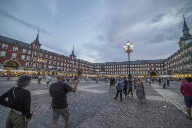 Madrid, İspanya - 21 Temmuz 2018: Plaza Mayor Madrid Kral Philips III heykeli ile. Madrid 4 milyon tahmini yıllık ziyaretçi sayısı ortalama ile popüler turizm hedef olduğunu.