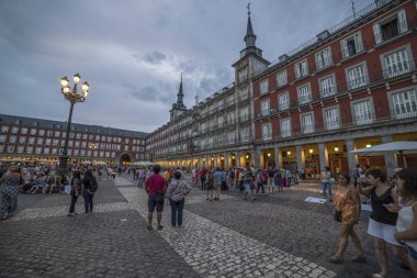 Madrid, İspanya - 21 Temmuz 2018: Plaza Mayor Madrid Kral Philips III heykeli ile. Madrid 4 milyon tahmini yıllık ziyaretçi sayısı ortalama ile popüler turizm hedef olduğunu.