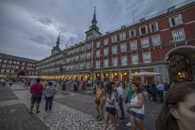 Madrid, İspanya - 21 Temmuz 2018: Plaza Mayor Madrid Kral Philips III heykeli ile. Madrid 4 milyon tahmini yıllık ziyaretçi sayısı ortalama ile popüler turizm hedef olduğunu.