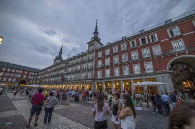 Madrid, İspanya - 21 Temmuz 2018: Plaza Mayor Madrid Kral Philips III heykeli ile. Madrid 4 milyon tahmini yıllık ziyaretçi sayısı ortalama ile popüler turizm hedef olduğunu.
