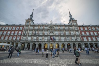 Madrid, İspanya - 21 Temmuz 2018: Plaza Mayor Madrid Kral Philips III heykeli ile. Madrid 4 milyon tahmini yıllık ziyaretçi sayısı ortalama ile popüler turizm hedef olduğunu.
