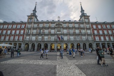 Madrid, İspanya - 21 Temmuz 2018: Plaza Mayor Madrid Kral Philips III heykeli ile. Madrid 4 milyon tahmini yıllık ziyaretçi sayısı ortalama ile popüler turizm hedef olduğunu.